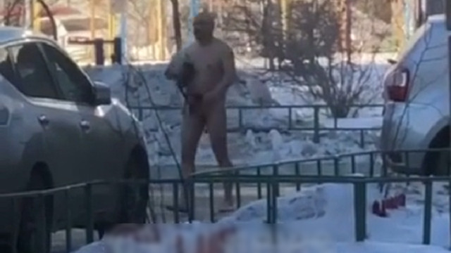 [動画0:23] ロシア人、女性のブラジャーを手に全裸で走り回る