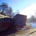 [動画0:09] 確認せずに左折するトラック、トラムが衝突
