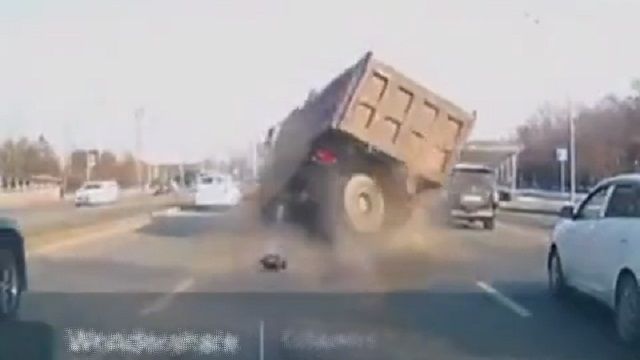 [動画0:42] 走行中のトラック、車軸が外れて横転