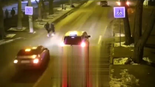 [動画0:18] 撥ねられた少年が回転して道路に叩きつけられる、犯人は逃走