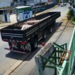 [動画1:53] 逃げ出したトレーラー、別のトラックにグシャッ！！