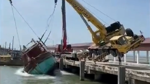 [動画1:15] 船を吊り上げるクレーン車、海に転落