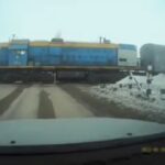 [動画1:03] 踏切に突っ込むトラック、ゆっくーり進む機関車と衝突