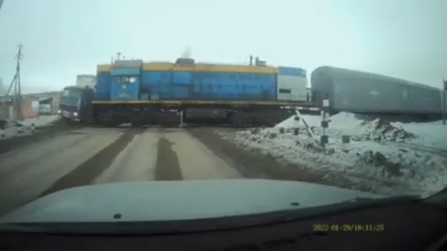 [動画1:03] 踏切に突っ込むトラック、ゆっくーり進む機関車と衝突