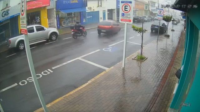 [動画1:01] すり抜けバイクを倒した乗用車、そのまま逃走