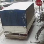 [動画0:28] 坂道を滑り落ちてくる商用車、雪で遊ぶ少年に迫る・・・！