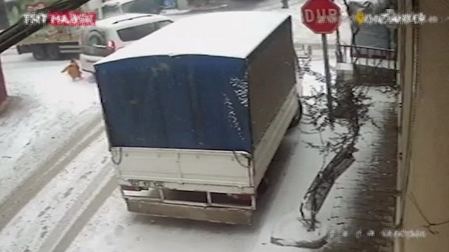[動画0:28] 坂道を滑り落ちてくる商用車、雪で遊ぶ少年に迫る・・・！