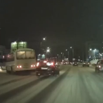 [動画0:21] え、左折車を対向車線から追い越すの？バスが謎の動き