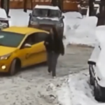 [動画0:37] ハンドクリームが嫌いなタクシー運転手、女性にひどい仕打ち