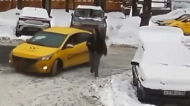 [動画0:37] ハンドクリームが嫌いなタクシー運転手、女性にひどい仕打ち