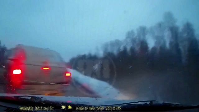 [動画0:24] 雪道での追い越し失敗、事故を起こすも逃走