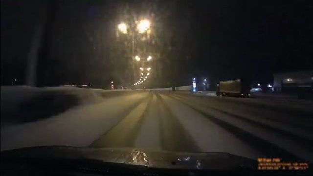 [動画1:04] 雪道でスピンしたロシア人男性の悲鳴をどうぞ