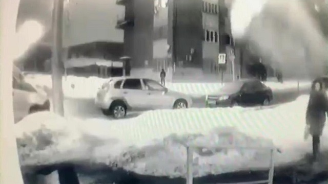 [動画0:09] 歩道を歩いていた女性、落雪が直撃