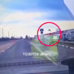 [動画0:30] 空高く飛び上がる運転手・・・、激しい横転事故