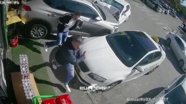 [動画1:52] 高齢ドライバーが暴走、女性がグシャッ！と潰される