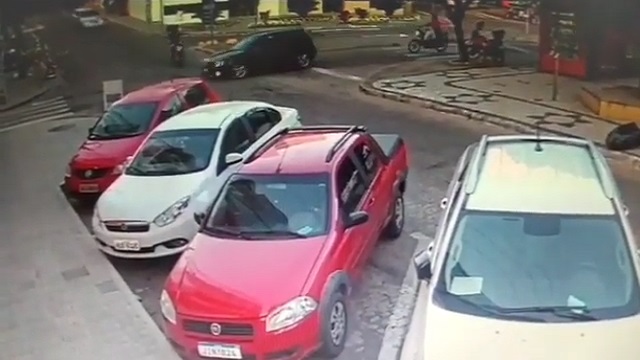 [動画0:17] 車に衝突したライダーさん、ルーフに座るように着地