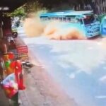 [動画0:22] 走行中のバスがクレーンに衝突、大破する