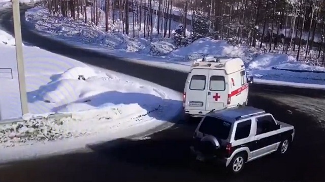 [動画0:59] ロシア人さん、救急車を追いかけて体当たりする