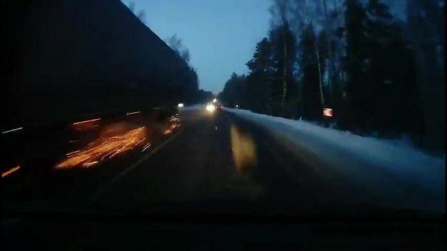 [動画0:41] トラック、すれ違いざまにタイヤ攻撃