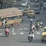 [動画0:24] バスが横転、乗客が潰される