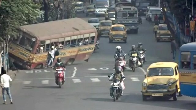 [動画0:24] バスが横転、乗客が潰される