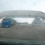 [動画0:49] ターミネーターかよ！？車を吹っ飛ばして暴走するトラック