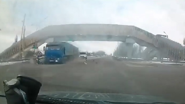 [動画0:49] ターミネーターかよ！？車を吹っ飛ばして暴走するトラック