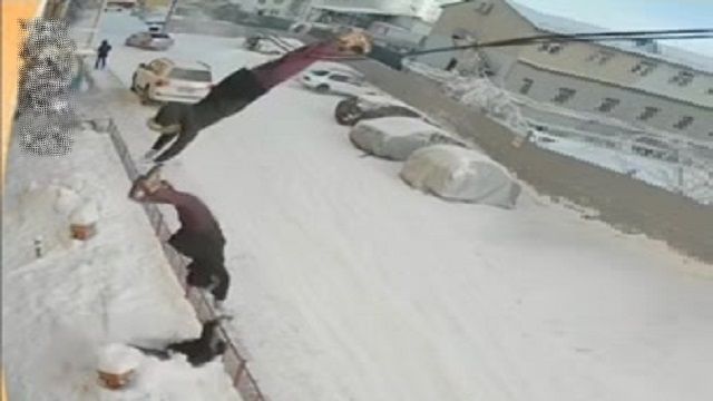 [動画0:29] ロシア人女性、自分で救急車を呼んだ８階からの転落事故
