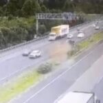 [動画0:38] 高速道路で反対車線に突っ込む車、大事故に・・・