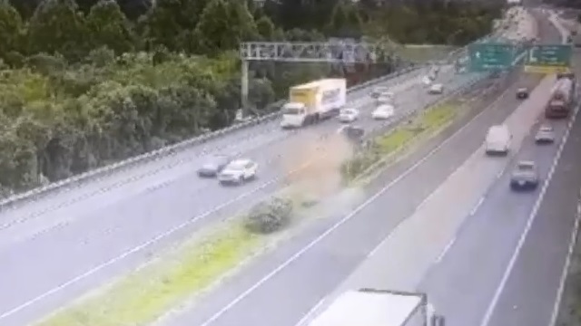 [動画0:38] 高速道路で反対車線に突っ込む車、大事故に・・・