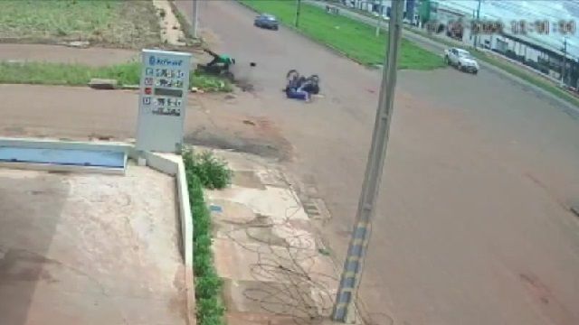 [動画0:57] バイク同士が激しく衝突、道路を転がる三人
