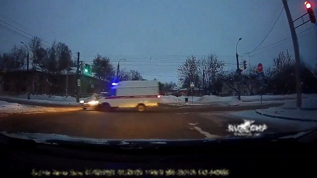[動画0:26] 救急車に進路を譲る車を追い越して救急車に衝突