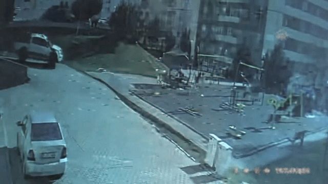 [動画0:55] 子供たちが遊ぶ公園、ピックアップトラックが突っ込む
