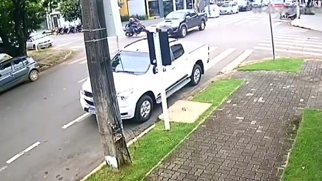 [動画0:48] バイク、ピックアップトラック側面にグシャッ！