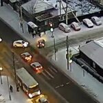 [動画1:05] 歩行者に突っ込む車、事故の原因となった車両は走り去る