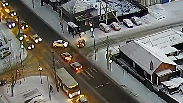 [動画1:05] 歩行者に突っ込む車、事故の原因となった車両は走り去る