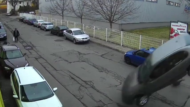 [動画0:58] 制御を失った車がジャンプ！歩行者の頭に衝突
