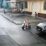 [動画0:52] 母親と子供二人が乗るバイク、滑って転倒