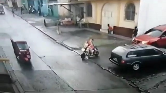 [動画0:52] 母親と子供二人が乗るバイク、滑って転倒