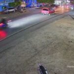 [動画0:17] 兄弟が乗るバイク、猛スピードで左折待ちの車に突っ込む