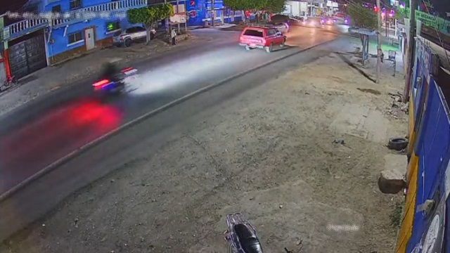 [動画0:17] 兄弟が乗るバイク、猛スピードで左折待ちの車に突っ込む