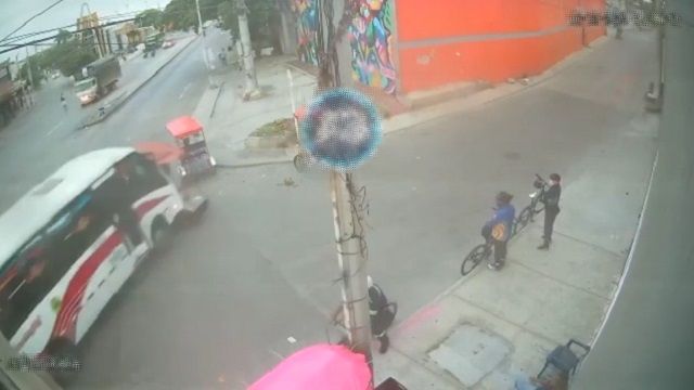 [動画1:46] バスに潰される自転車タクシー！カメラに映った悲惨な事故・・・