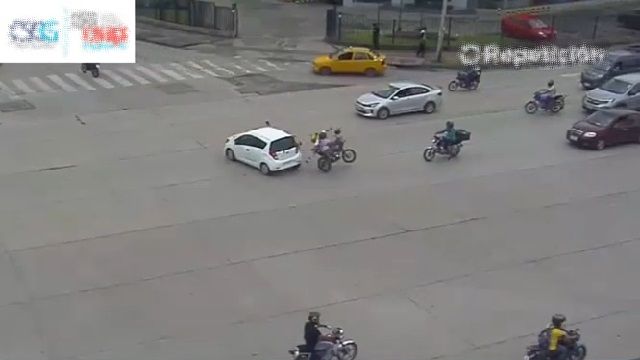 [動画0:34] これは悪質な信号無視、バイクが吹っ飛ばされる