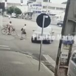 [動画0:12] 高齢女性、横断歩道でバイクに撥ねられる