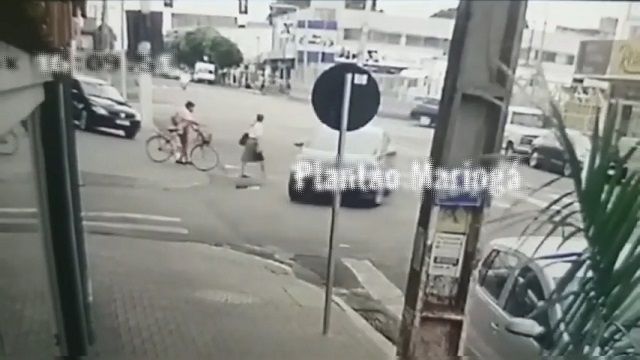 [動画0:12] 高齢女性、横断歩道でバイクに撥ねられる