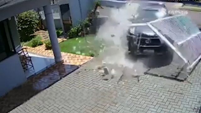 [動画0:35] 高齢ドライバー、ゲートをぶっ壊して民家に突っ込む