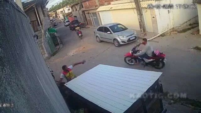 [動画0:18] バイク盗難を阻止！ヘルメットが顔面直撃！