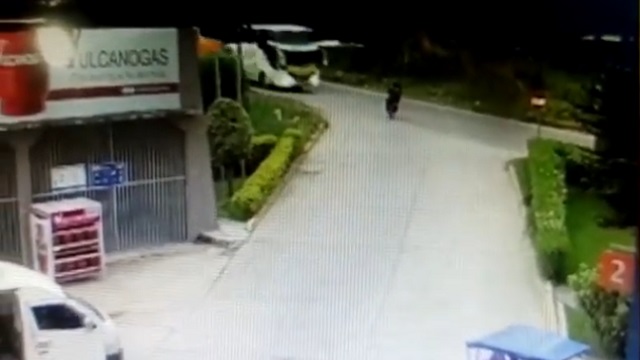 [動画2:05] 家族三人の乗るバイクがバスに衝突・・・！カメラに映った悲惨な事故