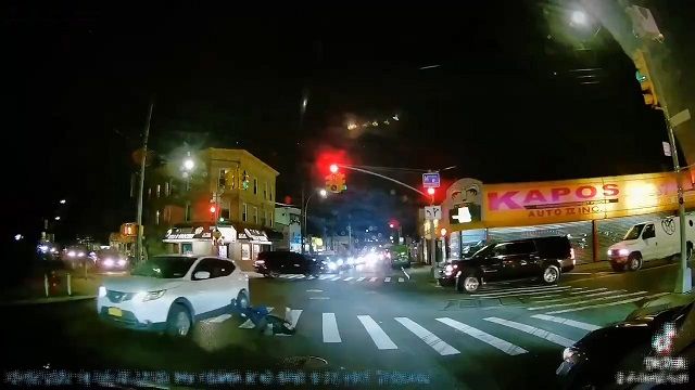 [動画0:24] 横断歩道で倒された男性、この後悲惨なことが・・・