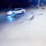 [動画3:05] 二人乗りバイクが正面衝突、すっごい飛んでいく